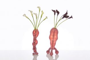 9) Mr and Mrs Pope vased and flowered 2016 glass h. 41 cm flowers not included.